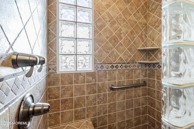 full bathroom featuring tiled shower