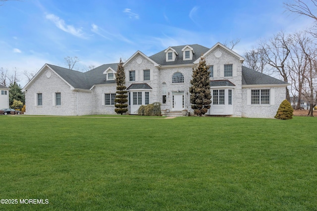 view of front of property featuring roof with shingles and a front yard