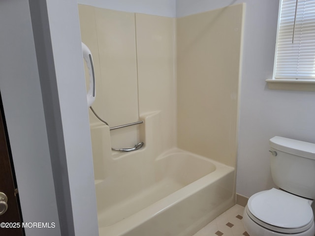 full bathroom featuring toilet and baseboards