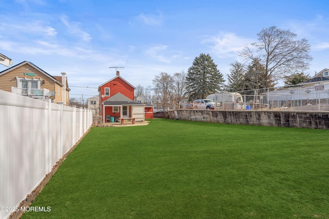 view of yard with a fenced backyard and an outdoor structure