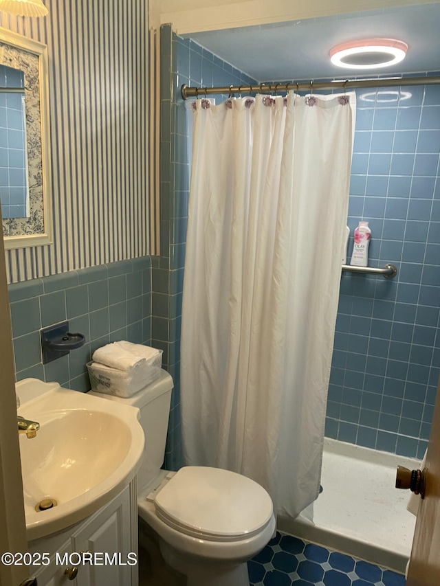 550 Wall St, Eatontown, NJ 07724 - bathroom with wallpapered walls, toilet, a tile shower, vanity, and tile walls