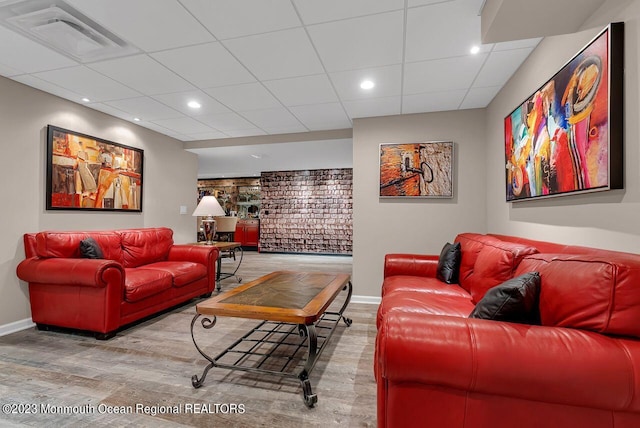 living area featuring baseboards, visible vents, a drop ceiling, wood finished floors, and recessed lighting