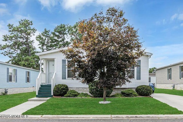 view of front of house featuring a front yard