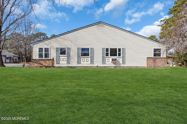 view of front of house featuring a front lawn and brick siding