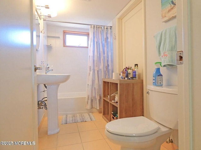 full bath featuring tile patterned flooring, toilet, and shower / bath combo with shower curtain