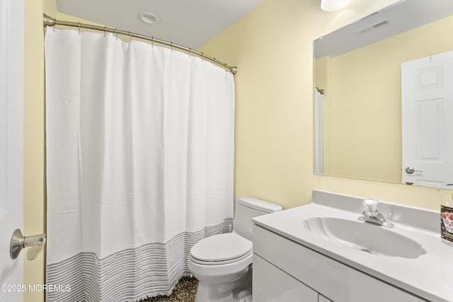 full bathroom with toilet, vanity, visible vents, and a shower with curtain