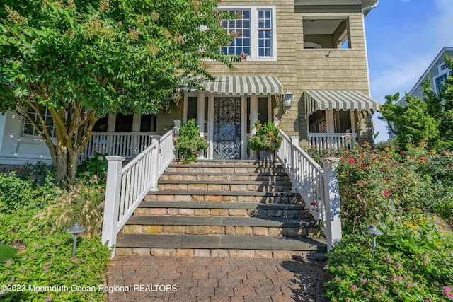 view of front of house featuring covered porch