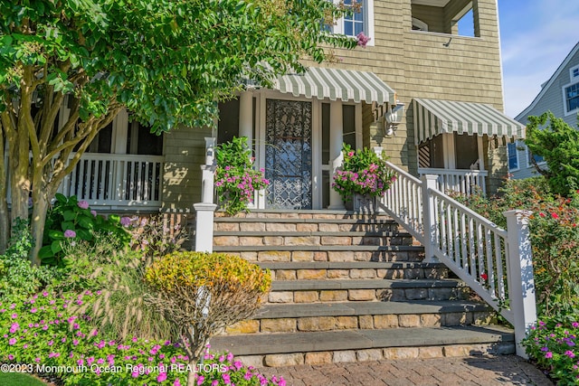 entrance to property featuring covered porch