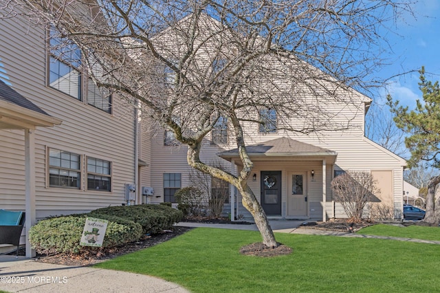 view of front of home featuring a shingled roof and a front yard