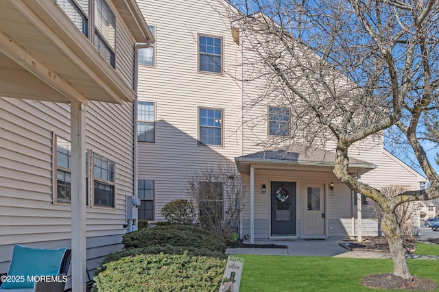 view of front facade featuring a front yard