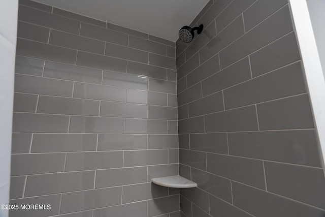 bathroom featuring tiled shower