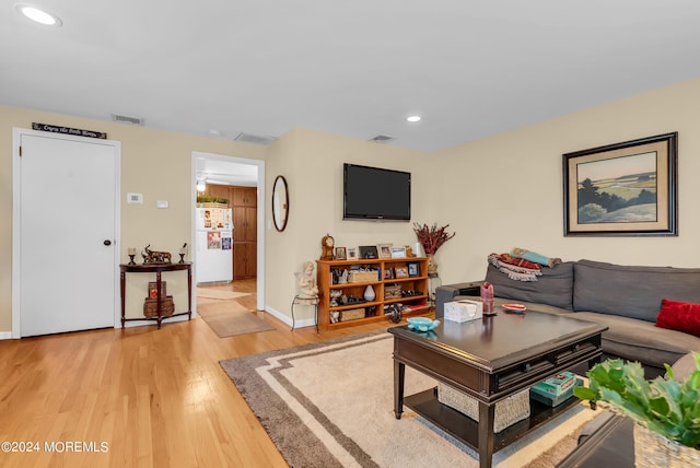 living room with light wood finished floors, baseboards, visible vents, and recessed lighting