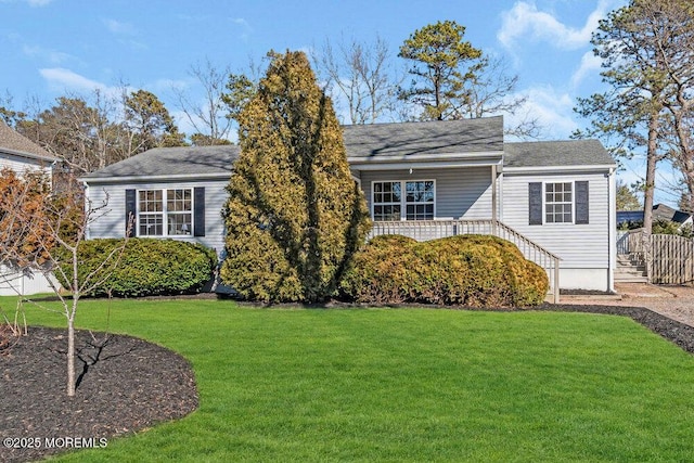 view of front of property featuring a front lawn