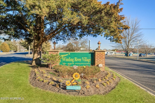 community sign with a yard