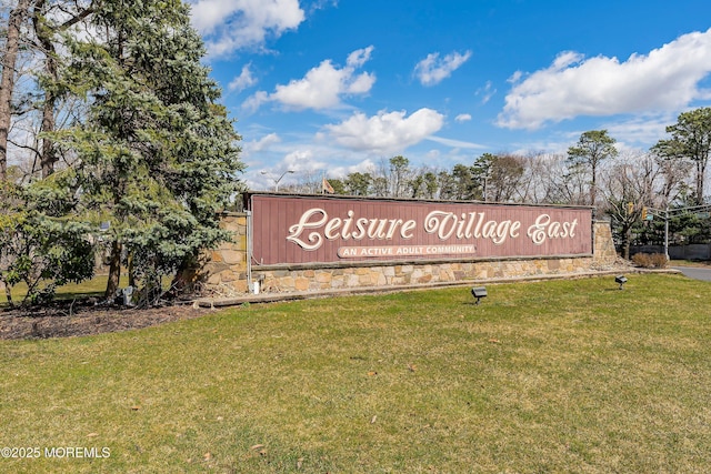 community sign with a yard