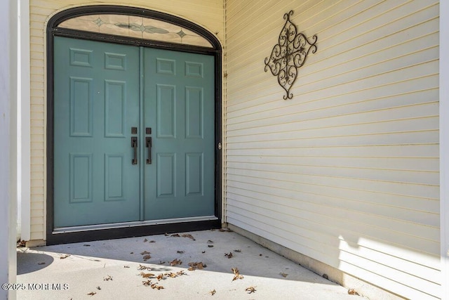 doorway to property with covered porch