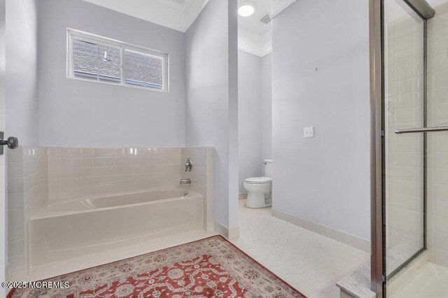 full bath featuring toilet, visible vents, baseboards, a bath, and crown molding