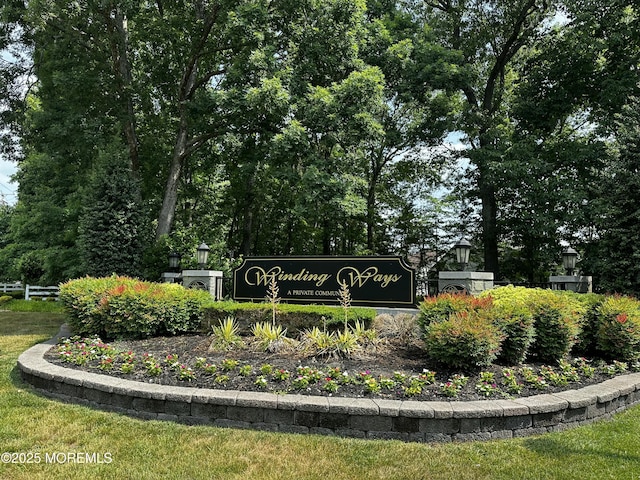 view of community / neighborhood sign