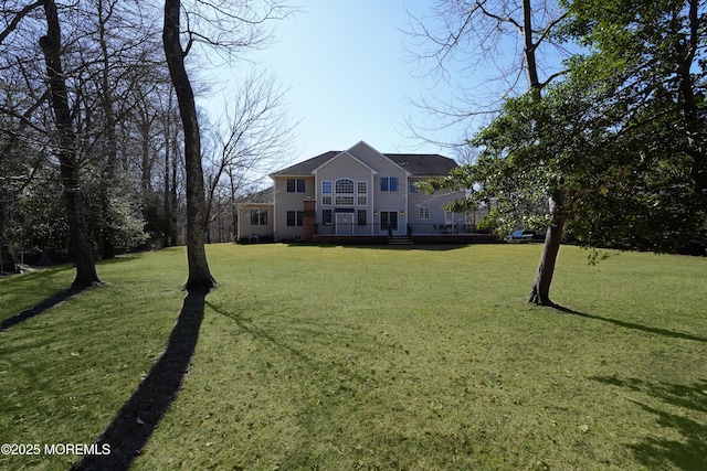 view of front of property featuring a front lawn