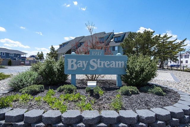 community sign featuring a residential view