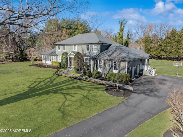 view of front of home with driveway and a front yard