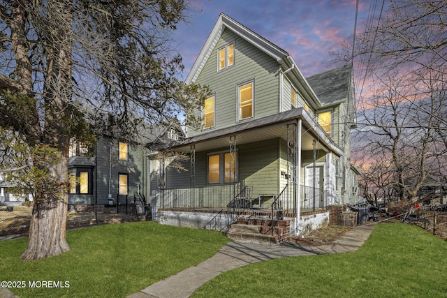 view of front of house featuring a porch and a lawn