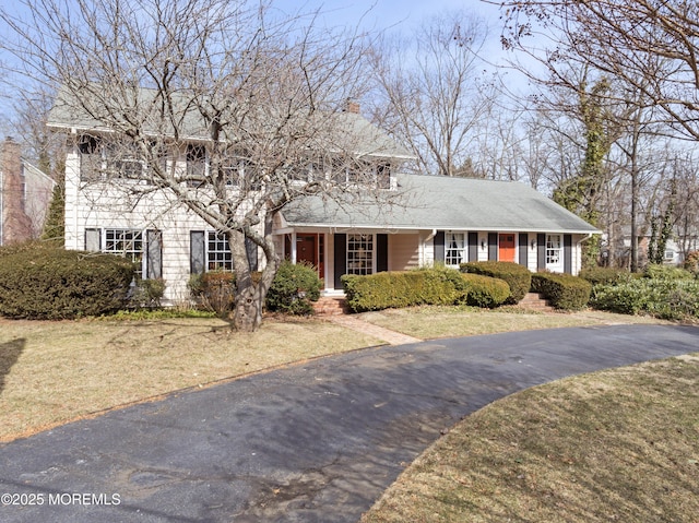 view of front of home featuring a chimney and a front yard