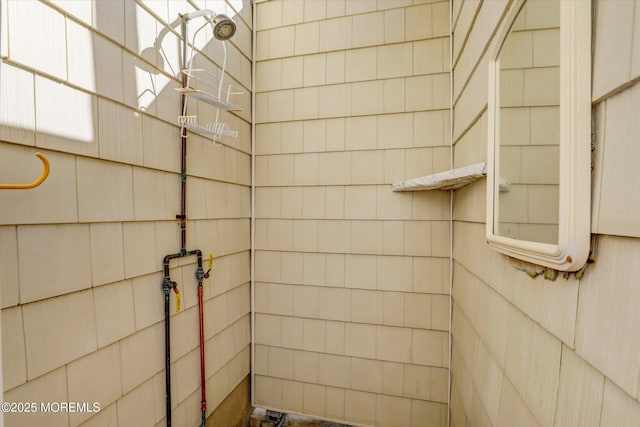 full bathroom featuring a tile shower