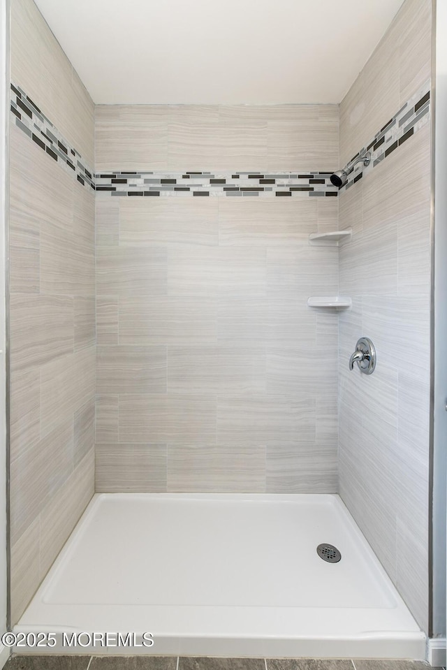 bathroom featuring tiled shower