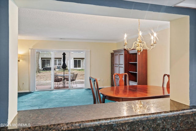 dining space featuring carpet, a textured ceiling, crown molding, and a notable chandelier