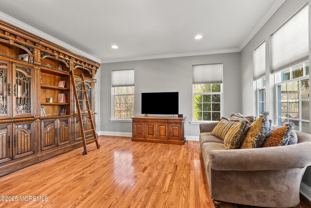 living area featuring light wood-style floors, recessed lighting, crown molding, and baseboards