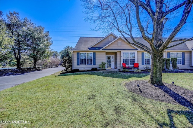 view of front of property featuring a front yard and driveway