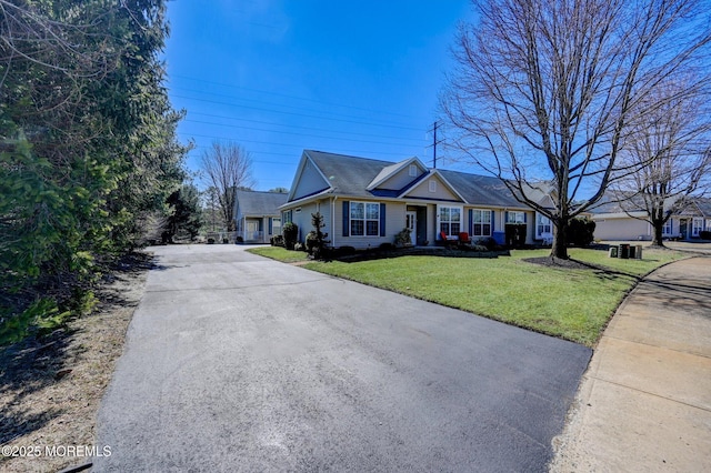 view of front of property featuring driveway and a front yard