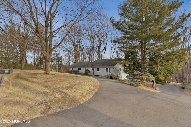 ranch-style house featuring aphalt driveway