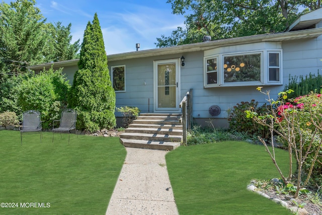 view of front facade featuring a front yard