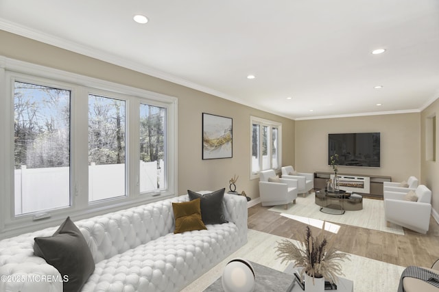 living room with baseboards, recessed lighting, wood finished floors, and crown molding