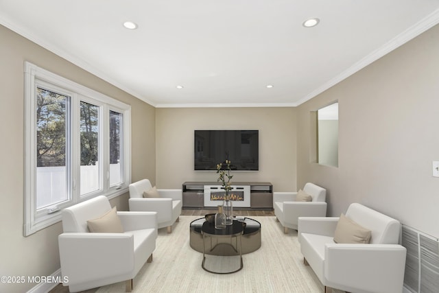 living area with visible vents, baseboards, crown molding, and recessed lighting