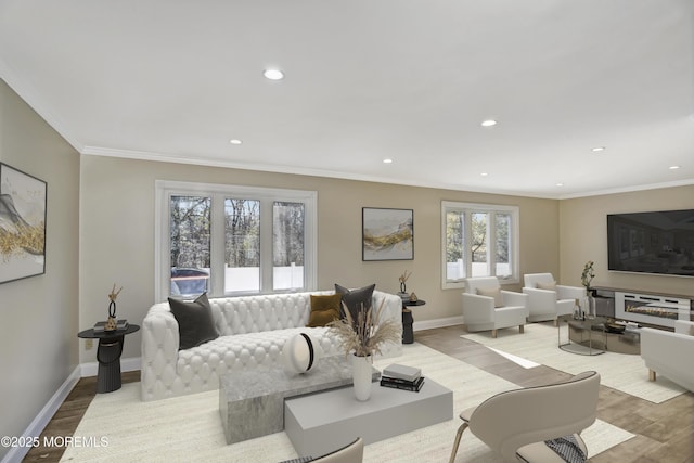 living area featuring recessed lighting, crown molding, baseboards, and wood finished floors