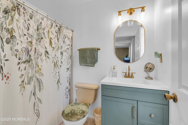 full bathroom featuring a shower with curtain, vanity, and toilet