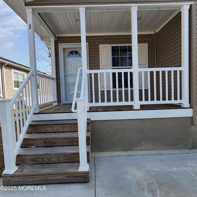 property entrance featuring a porch