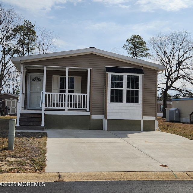 manufactured / mobile home featuring a porch