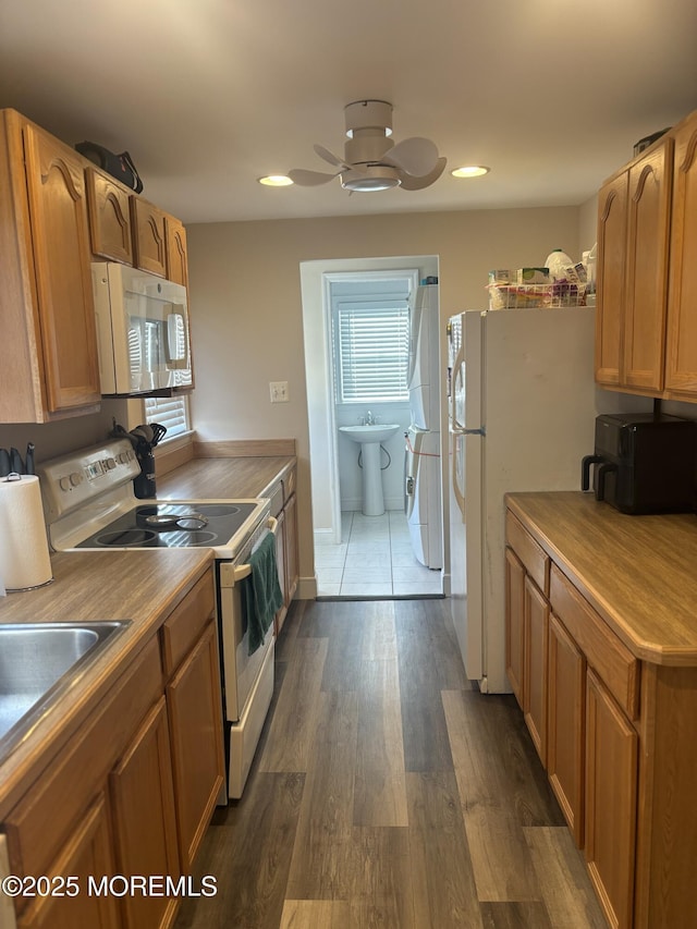 kitchen with dark wood-style floors, ceiling fan, white appliances, and recessed lighting