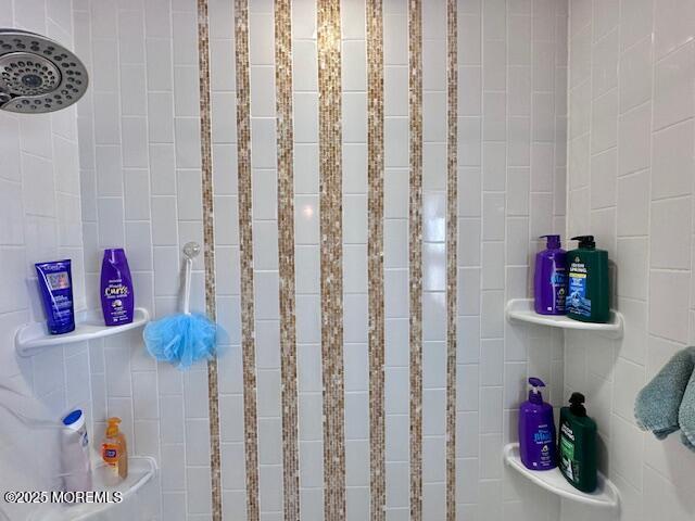 full bathroom featuring tiled shower