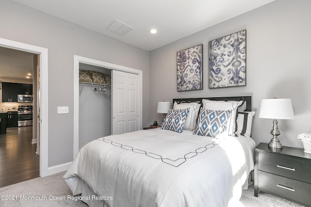 carpeted bedroom featuring baseboards, visible vents, a closet, and recessed lighting