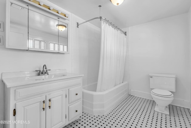 full bathroom featuring shower / bathtub combination with curtain, baseboards, vanity, and toilet