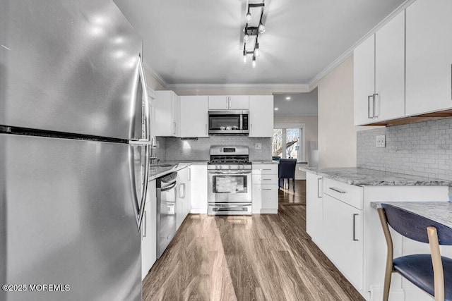 kitchen with tasteful backsplash, crown molding, stainless steel appliances, and dark wood-style flooring