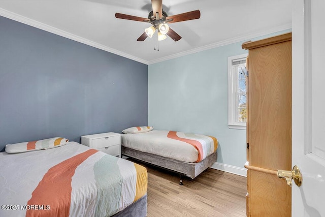 bedroom featuring light wood-style floors, crown molding, baseboards, and ceiling fan