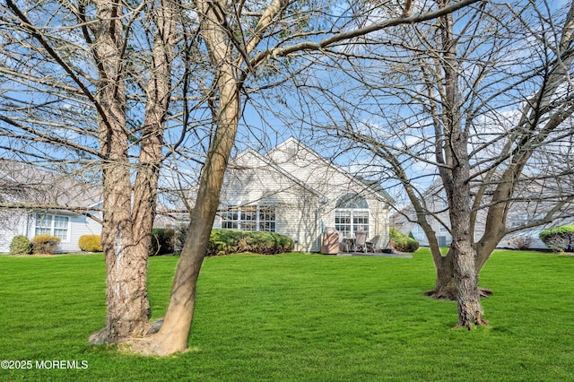 view of front of home featuring a front yard