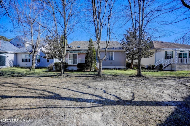 view of front of property featuring a front yard