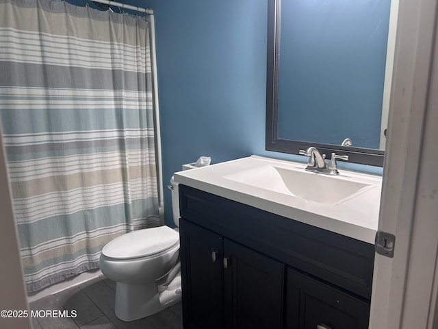 full bath with a shower with shower curtain, vanity, and toilet